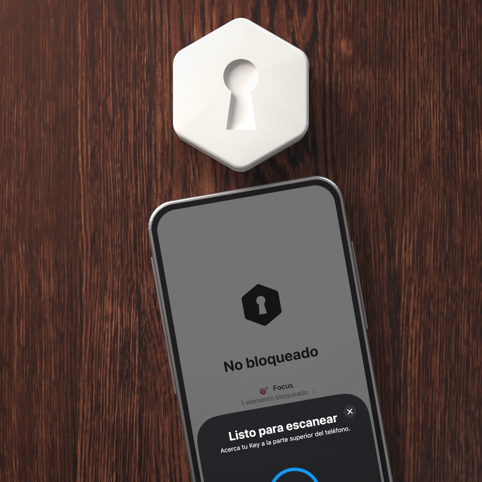 Un teléfono apoyándose contra una Key para bloquear apps